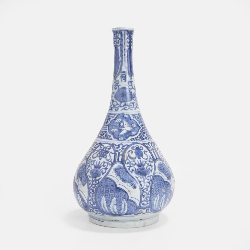 明万历 青花八吉祥纹瓶 | A Chinese blue and white vase Wanli (1573-1620), the pear-shaped body rising to a long tapering neck with a lipped rim - 图1