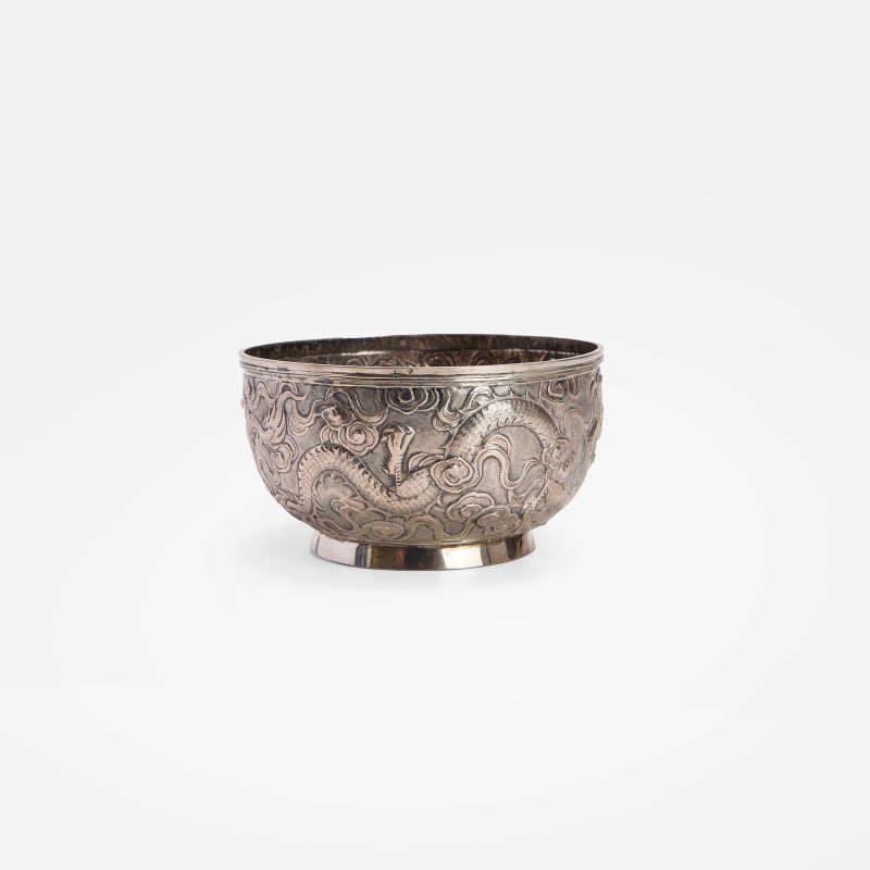 二十世纪初 外销银云龙纹碗 | A Chinese export silver bowl early 20th century, the rounded body supported on a slightly spreading foot - 图2