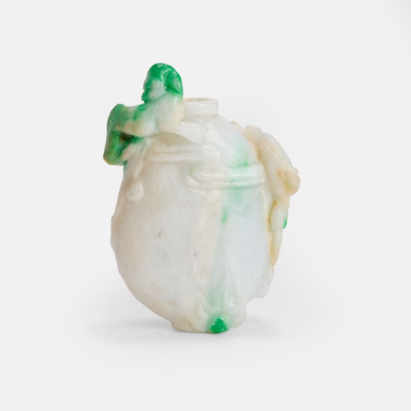 清晚期 玉雕螭龙纹鼻烟壶 | A Chinese jade snuff bottle late Qing dynasty,
