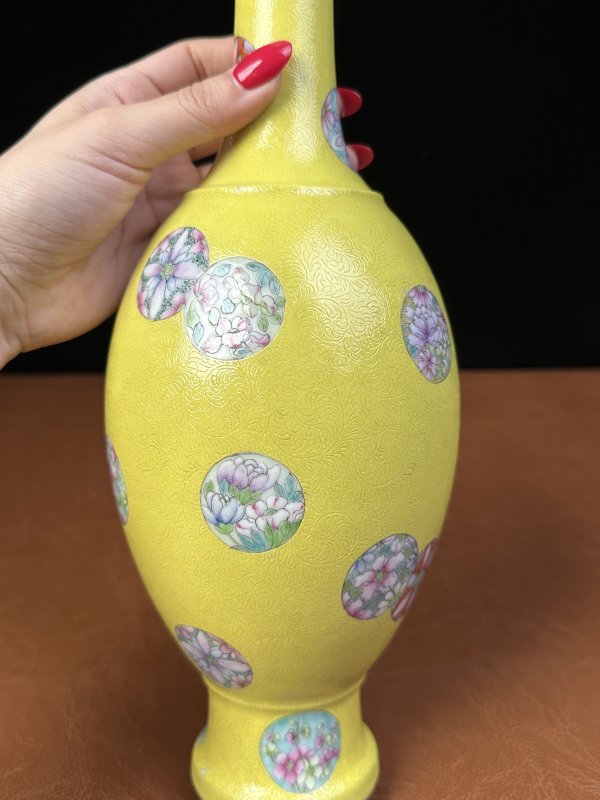 民国 黄地轧道粉彩皮球花橄榄瓶 - 图6