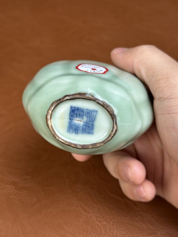 清乾隆 粉青釉瓜棱小瓶 - 图12