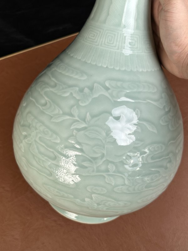 清乾隆 粉青釉模印云蝠纹胆瓶 - 图11