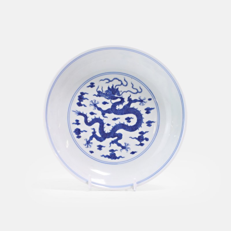 清乾隆 青花云龙纹盘 《致远堂制》青花楷书款 | A Chinese blue and white dish Qianlong (1736-1795), the rounded sides rising from a circular foot to a flared rim