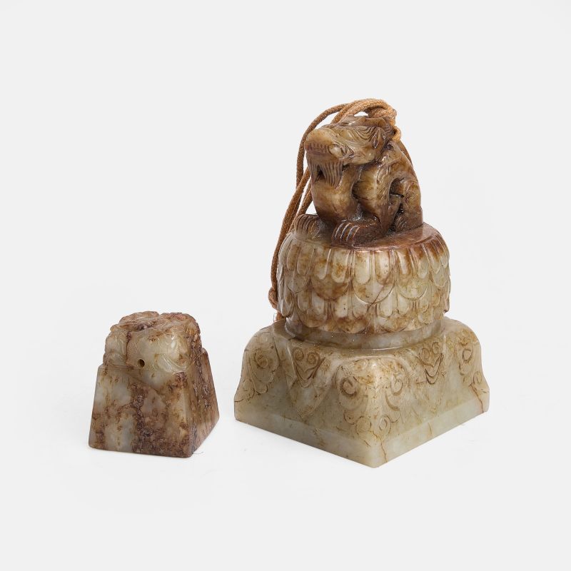 宋 白玉龙钮印章 一组两件 | Two Chinese jade seals Song dynasty (960-1279), comprising:
one with a dragon seated on a lotus pedestal - 图4