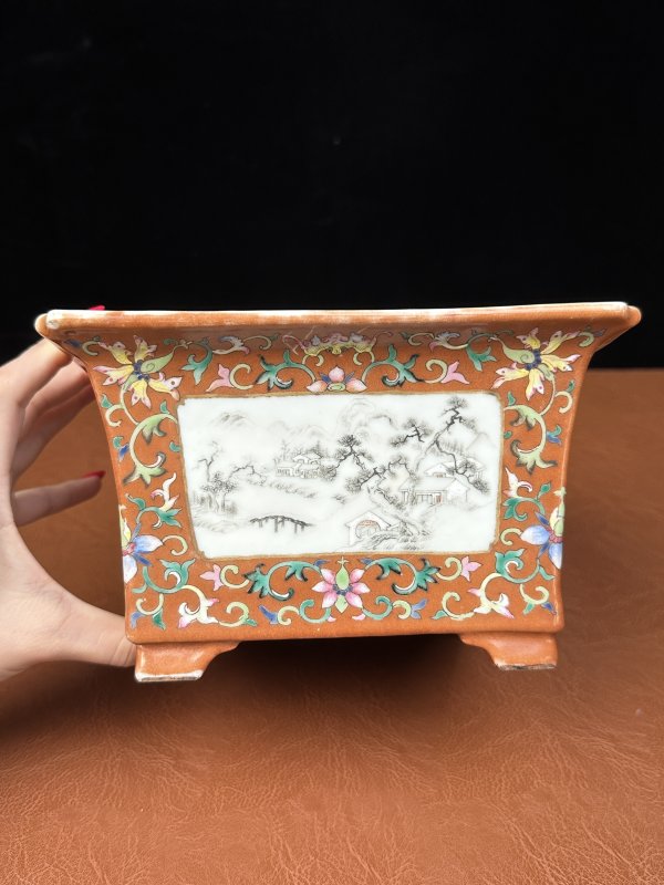 清乾隆 珊瑚红地宝相花开窗山水四方花盆一对 - 图17