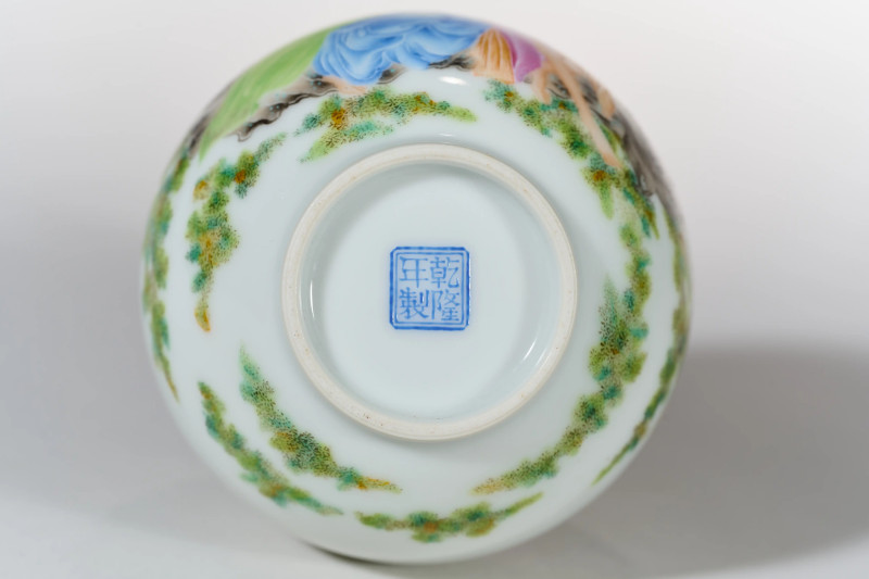 民国 珐琅彩西洋人物诗文蒜头瓶 - 图6