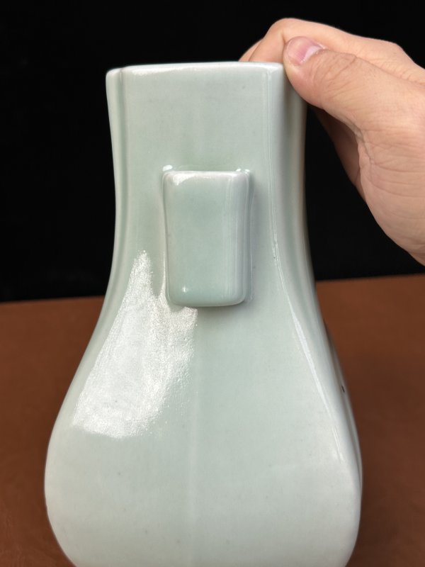清光绪 粉青釉杏圆贯耳瓶 - 图7