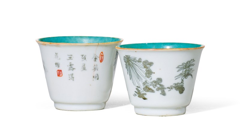 清乾隆 内松石绿地外墨彩花卉诗文杯一对