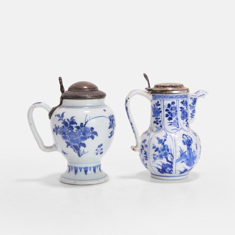 清康熙 青花人物花卉纹执壶 一组两件 | Two Chinese blue and white jugs Kangxi (1662-1722), one of lobed form with a scroll handle - 图2