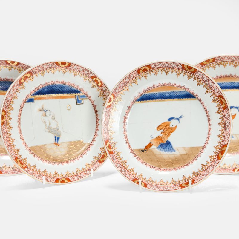 清十八世纪 外销矾红描金南海泡沫事件人物图碟 一组四件 | Two pairs of Chinese export ‘South Sea Bubble' plates 18th century, each of circular form - 图3