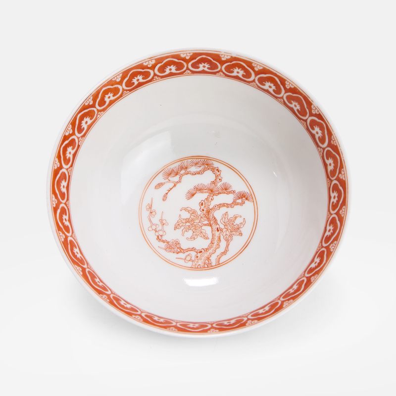 清嘉庆 粉彩庐山瀑布图碗 《大清嘉庆年制》矾红篆书款 | A Chinese famille rose bowl Jiaqing (1796-1820), the rounded sides rising from a circular foot to a flared rim - 图2