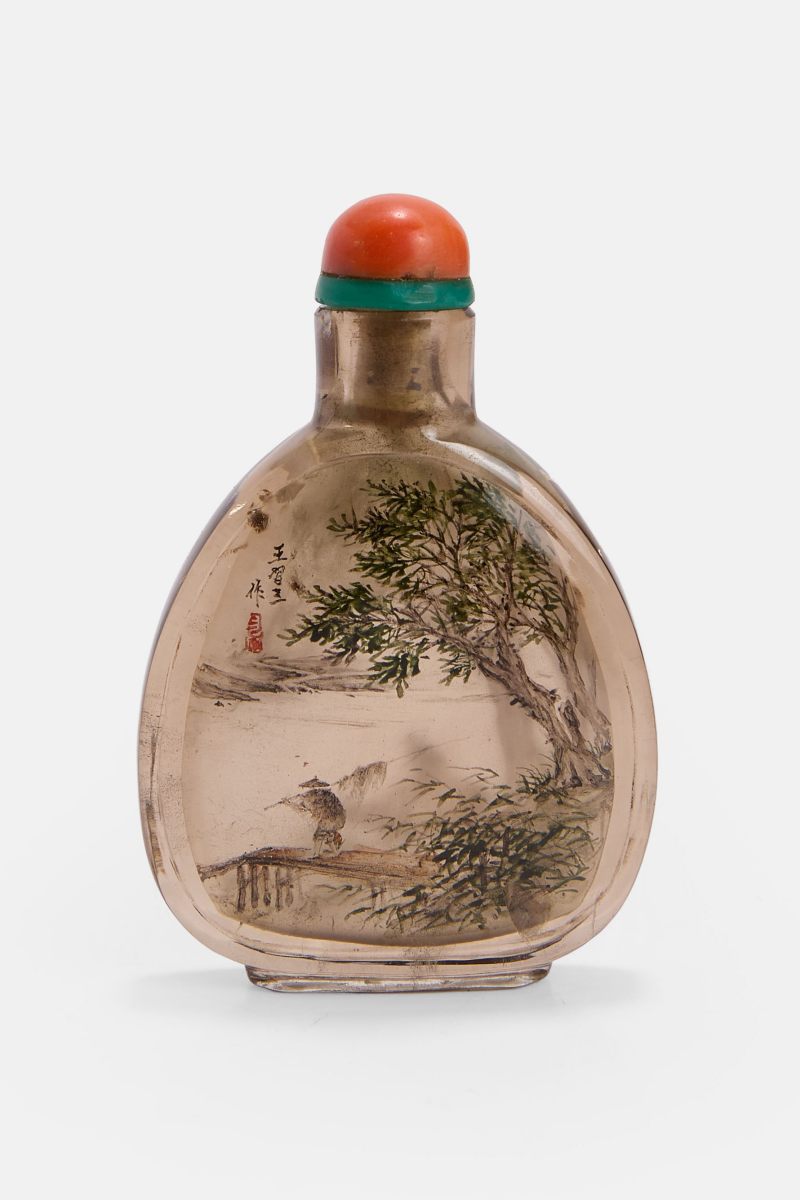 二十世纪 王习三作 烟晶内画渔牧图鼻烟壶 | A Chinese inside-painted smoky quartz snuff bottle 20th century, the compressed pear-shaped body decorated with a fisherman by a lake - 图3