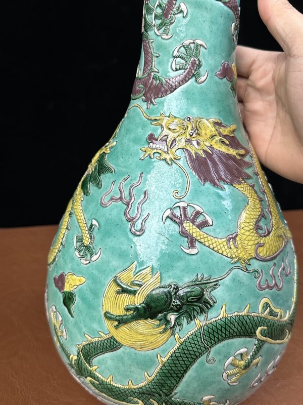 清晚期  素三彩贴塑云龙纹蒜头瓶 - 图9