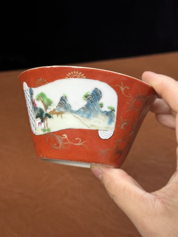清乾隆 珊瑚红描金开窗马蹄杯 - 图3