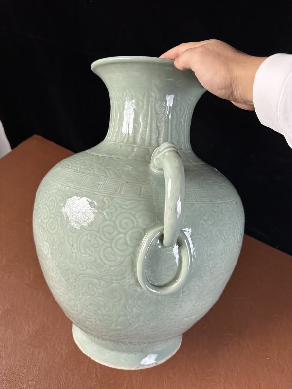 清中期 青釉暗刻缠枝花卉纹双耳瓶 - 图9