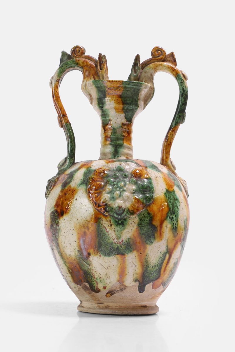唐 三彩贴花弦纹双龙耳盘口尊 | A Chinese sancai-glazed two-handled 'amphora' vase Tang dynasty (618-907), the well-potted ovoid body applied with medallions and a pair of dragons - 图3