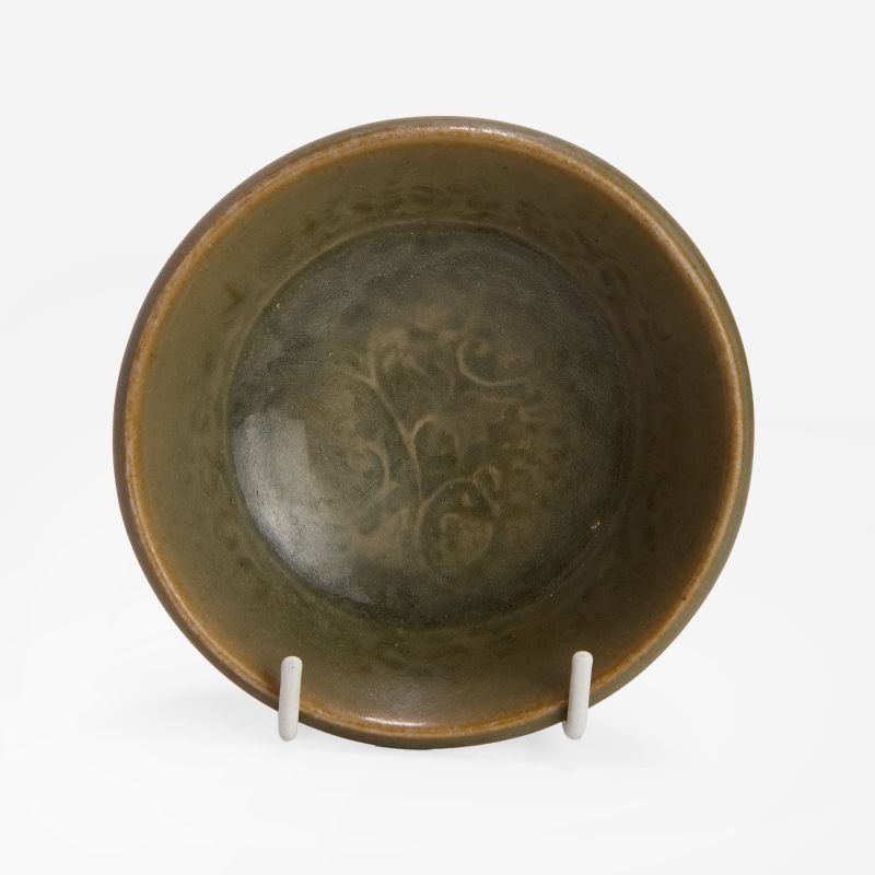 南宋 耀州窑青釉卷草纹洗 | A Chinese Yaozhou ware brush washer Southern Song dynasty (1127-1279), the rounded sides rising from a circular foot to a lipped rim - 图2