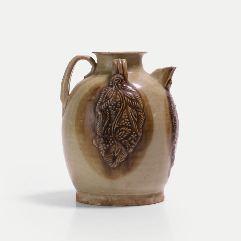 唐 长沙窑褐斑贴花椰枣纹执壶 | A Chinese Changsha amber and straw-glazed stoneware ewer Tang dynasty (618-907), the baluster-shaped body rising to a short waisted neck with a flared rim - 图2