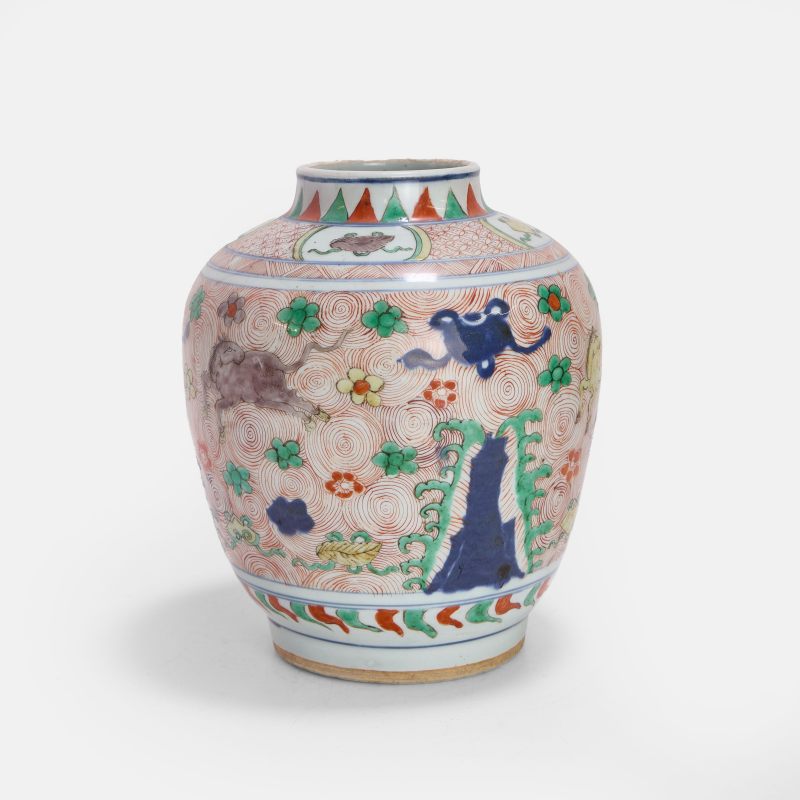 清顺治 五彩天马纹罐 | A Chinese wucai jar Shunzhi (1644-1661), the tapering body rising from a circular foot to a short waisted neck - 图1