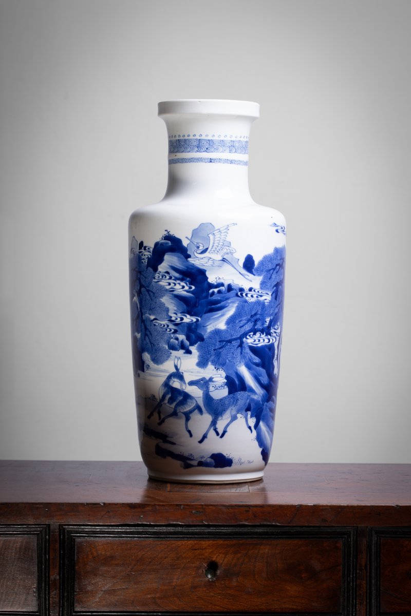 清康熙 青花鹿鹤同春图棒槌瓶 | A Chinese blue and white vase Kangxi (1662-1722) of rouleau form with a cylindrical neck and a galleried rim - 图6