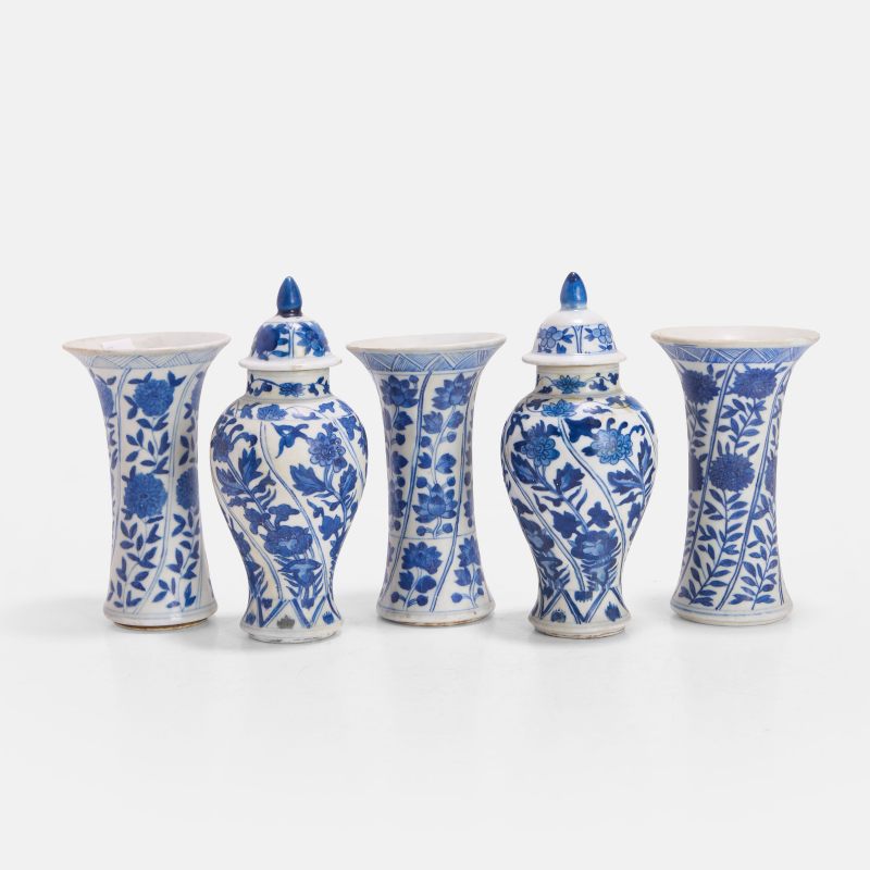清康熙 青花缠枝花卉纹瓶 一组五件 | A collection of five Chinese blue and white altar vases Kangxi (1662-1722), comprising three gu vases and a pair of baluster vases with associated covers - 图2