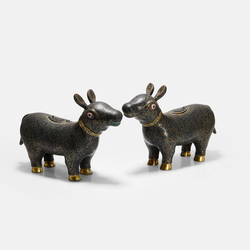 清 铜胎掐丝珐琅犧尊 一对 | A pair of Chinese cloisonné tapir-like vessels (xizun) Qing dynasty (1644-1911), each cast in the form of a mythical beast - 图2