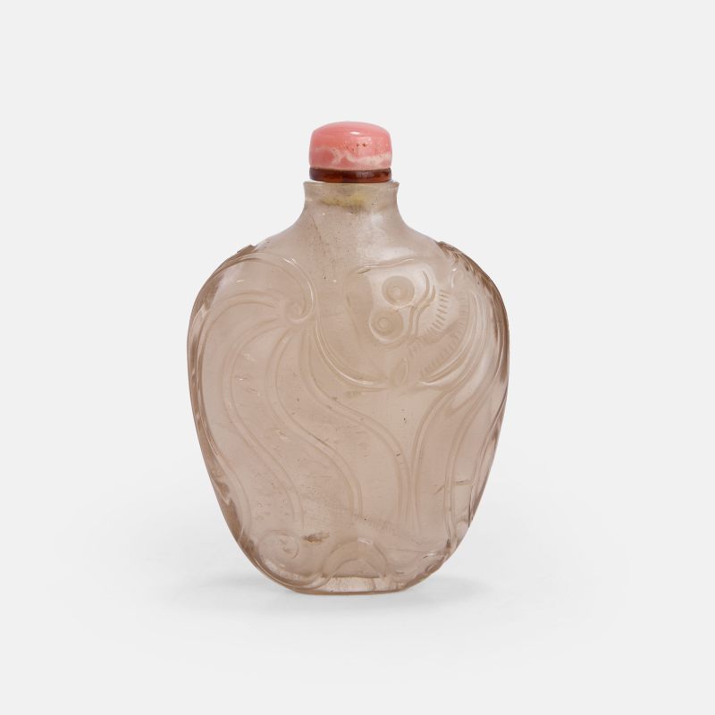 清晚期 水晶雕蝙蝠纹鼻烟壶 | A Chinese rock crystal snuff bottle late Qing dynasty, the well-hollowed flattened body carved in low relief with a bat to each side