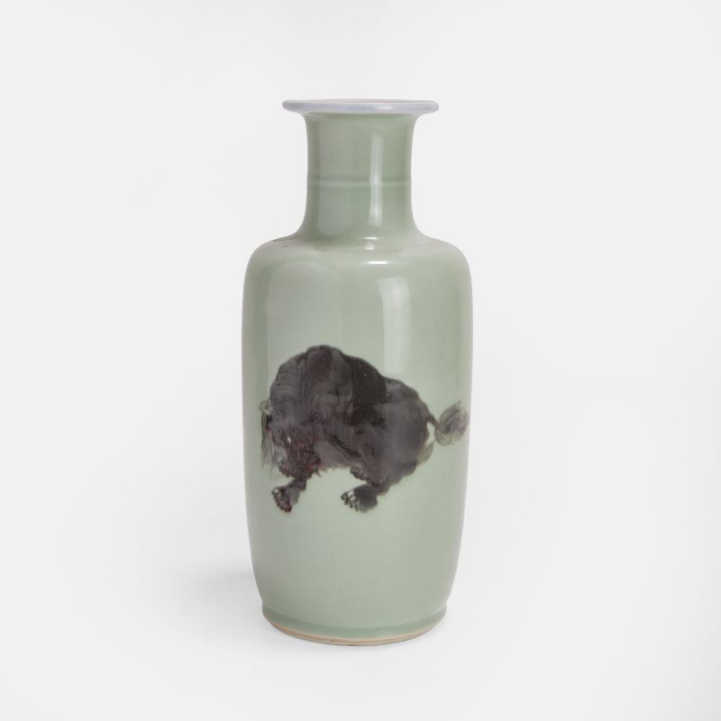 清康熙(可能) 豆青地釉里红瑞兽纹瓶 | A Chinese copper-red vase possibly Kangxi period, of cylindrical form - 图2