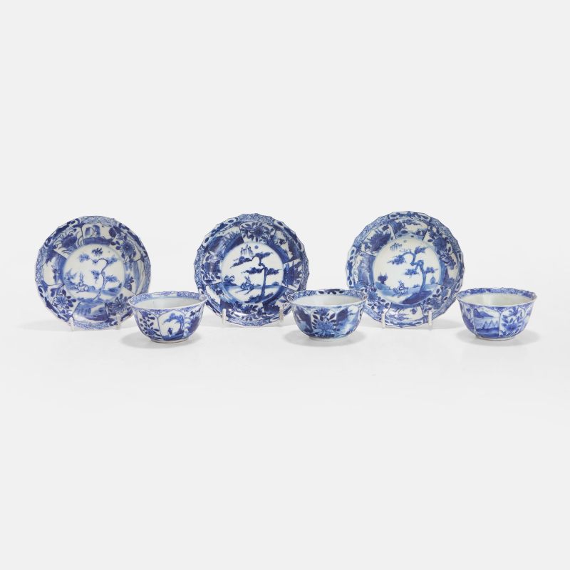 清十八世纪 青花松鹿纹茶杯及碟 | Three Chinese blue and white teacups and saucers 18th century, each of lobed form - 图3