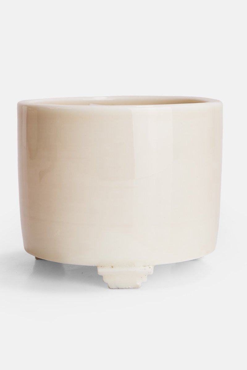 清中期 德化白釉三足炉 | A Chinese blanc de Chine incense burner mid-Qing dynasty, of cylindrical form on three bracket feet - 图3