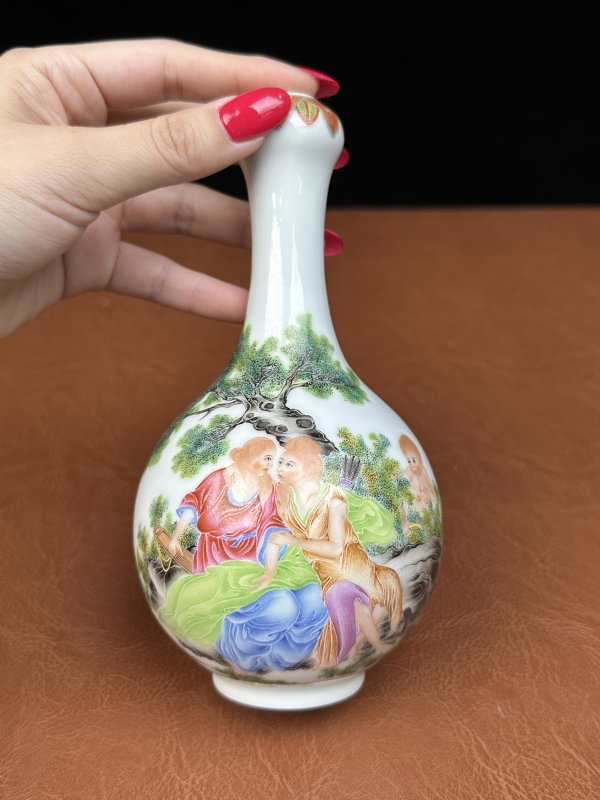 民国 珐琅彩西洋人物诗文蒜头瓶 - 图7
