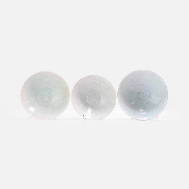 南宋 青白釉牡丹童子纹碗 一组三件 | Three Chinese qingbai-glazed bowls Southern Song dynasty (1127-1279), each of conical form - 图1