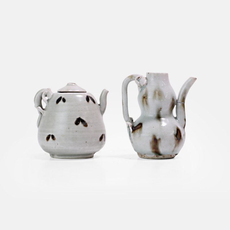 元 青白釉铁斑水注 一组两件 | Two Chinese iron-spot-decorated qingbai-glazed ewers Yuan dynasty (1271-1368), one in the shape of a double gourd - 图2