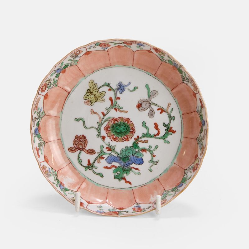 清康熙 五彩莲花纹碟 | A Chinese famille verte saucer Kangxi (1662-1722), in the shape of a lotus flower - 图2