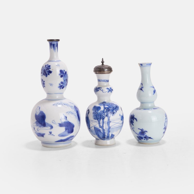 清康熙 青花葫芦瓶 一组三件 | Three Chinese blue and white double-gourd vases Kangxi (1662-1722), painted with ladies - 图2