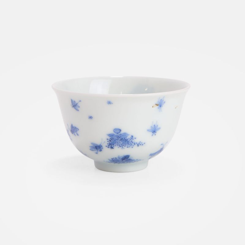 清康熙 青花虫草图杯 《大明成化年制》青花楷书款 | A Chinese blue and white teacup Kangxi (1662-1722), the rounded sides rising from a circular foot to a flared rim - 图3