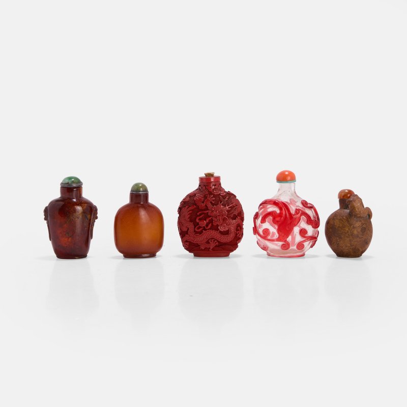 十九至二十世纪 鼻烟壶 一组五件 | A collection of five Chinese snuff bottles 19th-20th century, comprising:
a cinnabar lacquer example - 图2