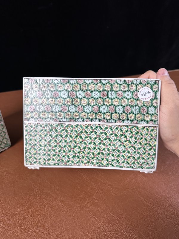 清 素三彩锦地仿书卷纹花盆一对 - 图4