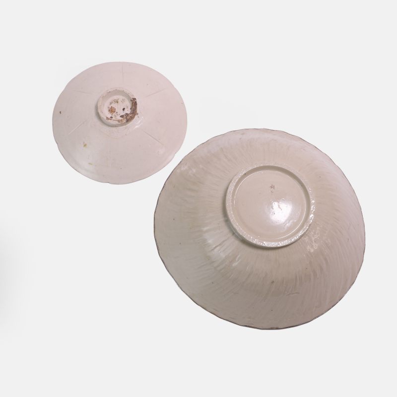 辽 定窑碗 一组两件 | Two Chinese Ding ware bowls Liao dynasty (907-1125), comprising:
one lobed - 图3