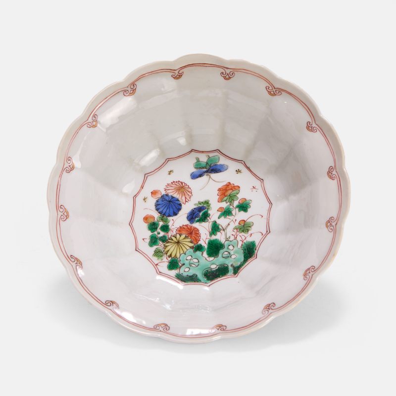 清康熙 五彩开光洞石花卉纹花口碗 | A Chinese wucai bowl Kangxi (1662-1722), of lobed form - 图3