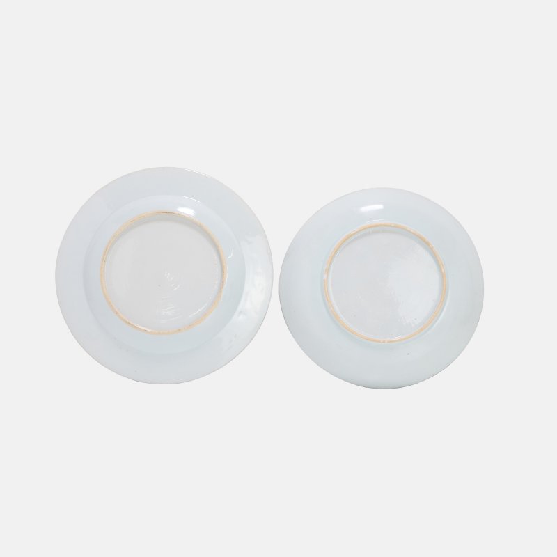 清十八世纪 粉彩花鸟图盘 一组两件 | Two Chinese famille rose dishes 18th century, of circular form