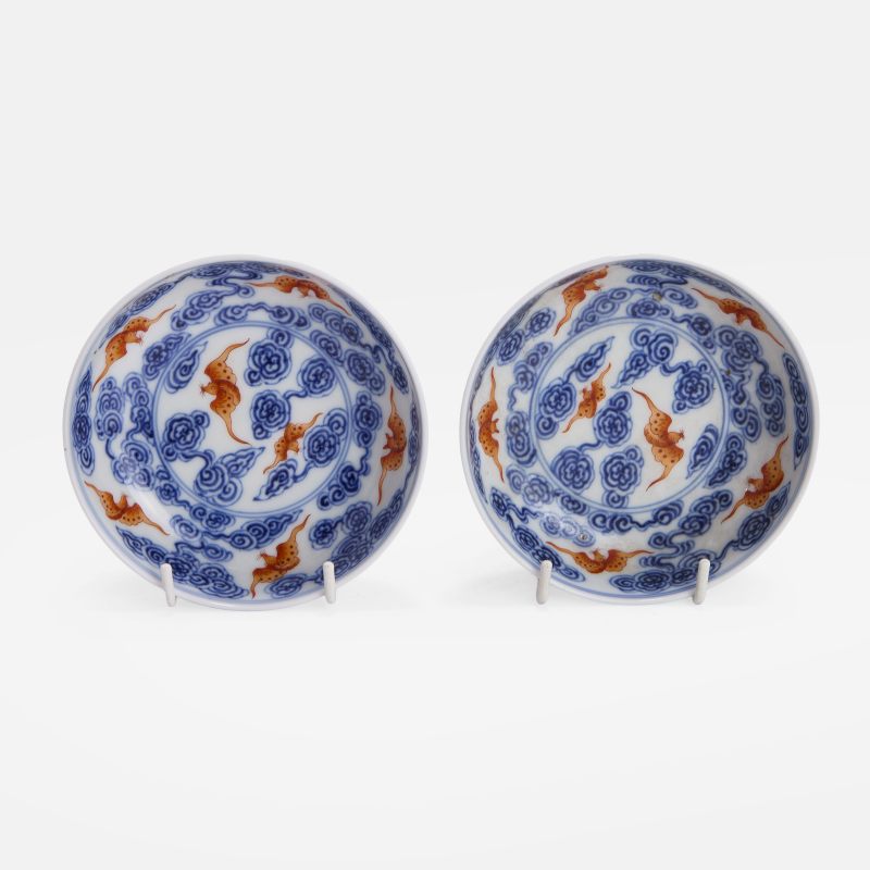 清光绪 青花矾红彩云蝠纹碟 《大清光绪年制》青花楷书款 一对 | A pair of Chinese iron-red and underglaze-blue saucers Guangxu (1875-1908), each with deep rounded sides rising from a circular foot - 图3