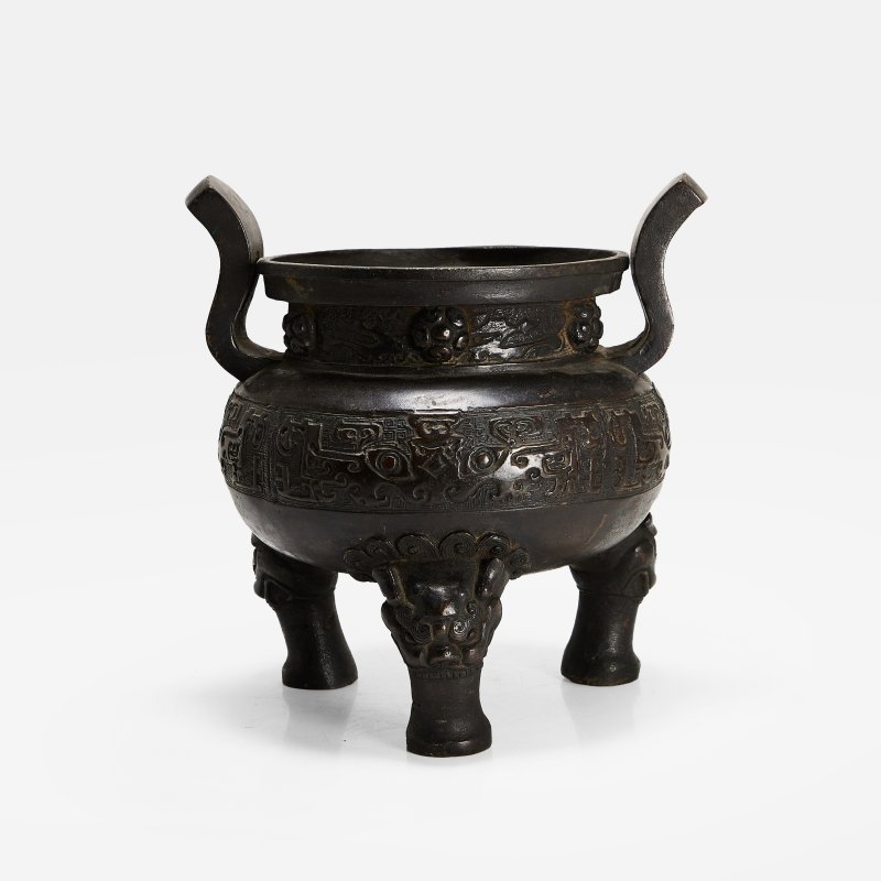 明 铜兽面纹朝冠耳三足炉 | A Chinese bronze tripod incense burner Ming dynasty (1368-1644), heavily cast - 图2