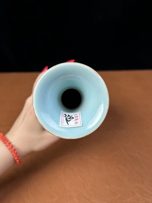 民国 黄地轧道粉彩皮球花橄榄瓶 - 图8