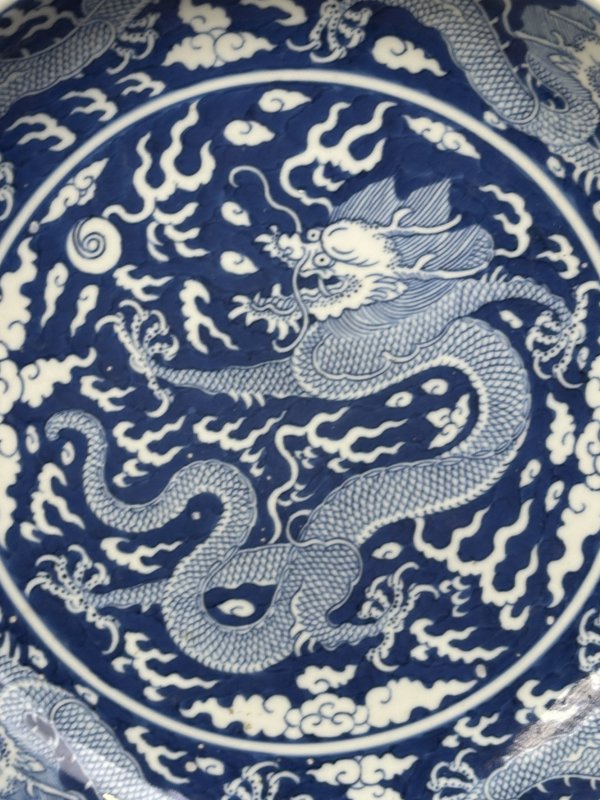清乾隆 青花留白云龙纹大盘 - 图6