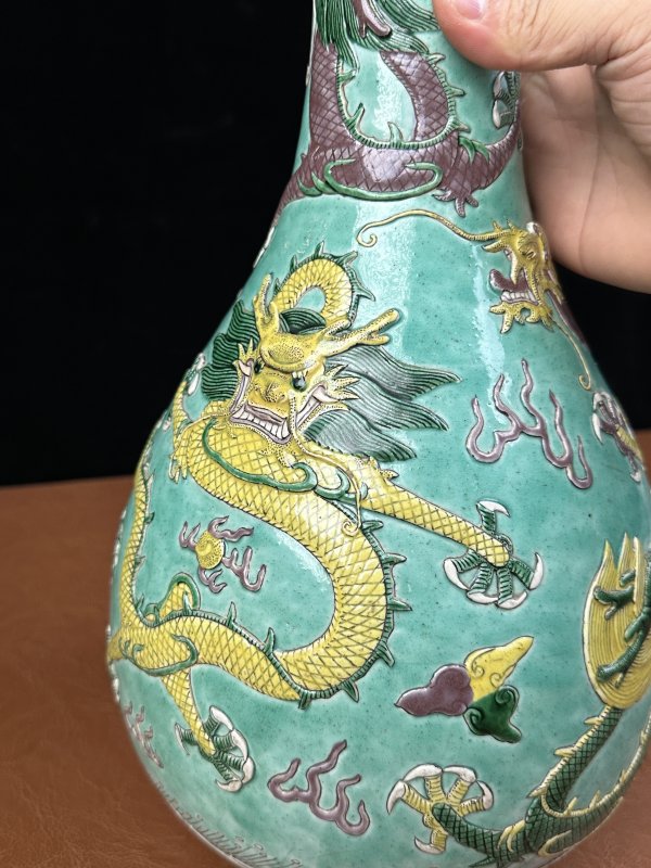 清晚期  素三彩贴塑云龙纹蒜头瓶 - 图10