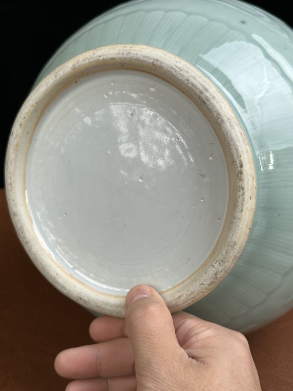 清乾隆 粉青釉模印云蝠纹胆瓶 - 图13