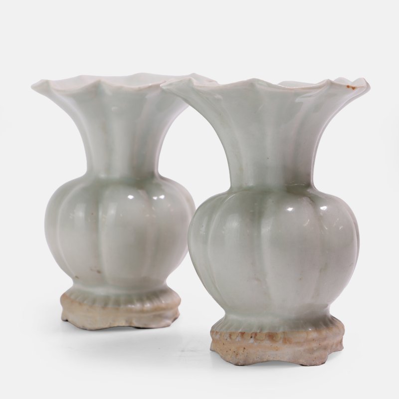 元 青白釉花口瓶 一对 | A pair of Chinese qingbai-glazed vases Yuan dynasty (1271-1368), each of lobed form - 图1