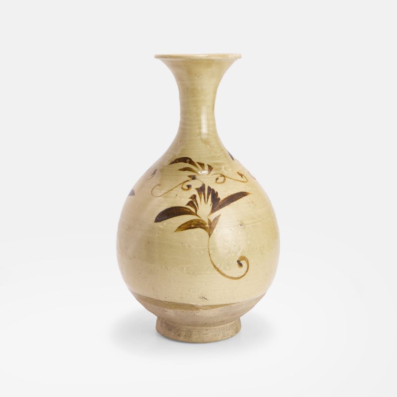 金至元 白釉褐彩折枝花卉纹瓶 | A Chinese Cizhou ware vase Jin to Yuan dynasties, the pear-shaped body rising from a circular foot to a waisted neck and a flared rim - 图3