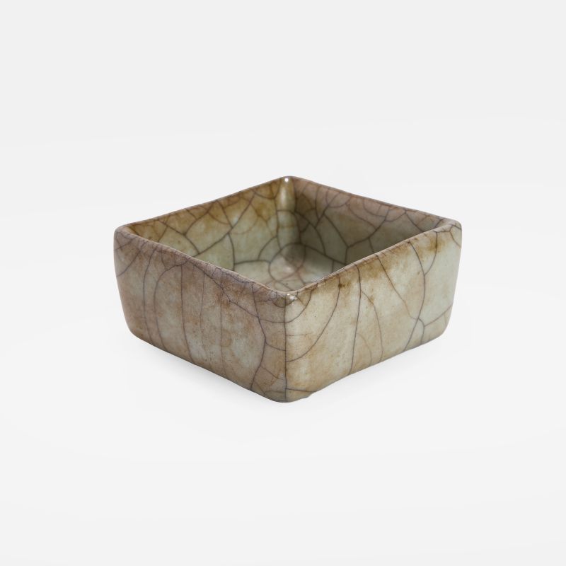清十八世纪 仿哥釉方笔洗 | A Chinese Ge-type brush washer 18th century, of square form - 图2